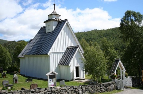 Bilde på Bykle kyrkje. Vit, i tre. 