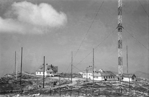 Historisk fotografi på flere bygninger rundt endestasjonen.